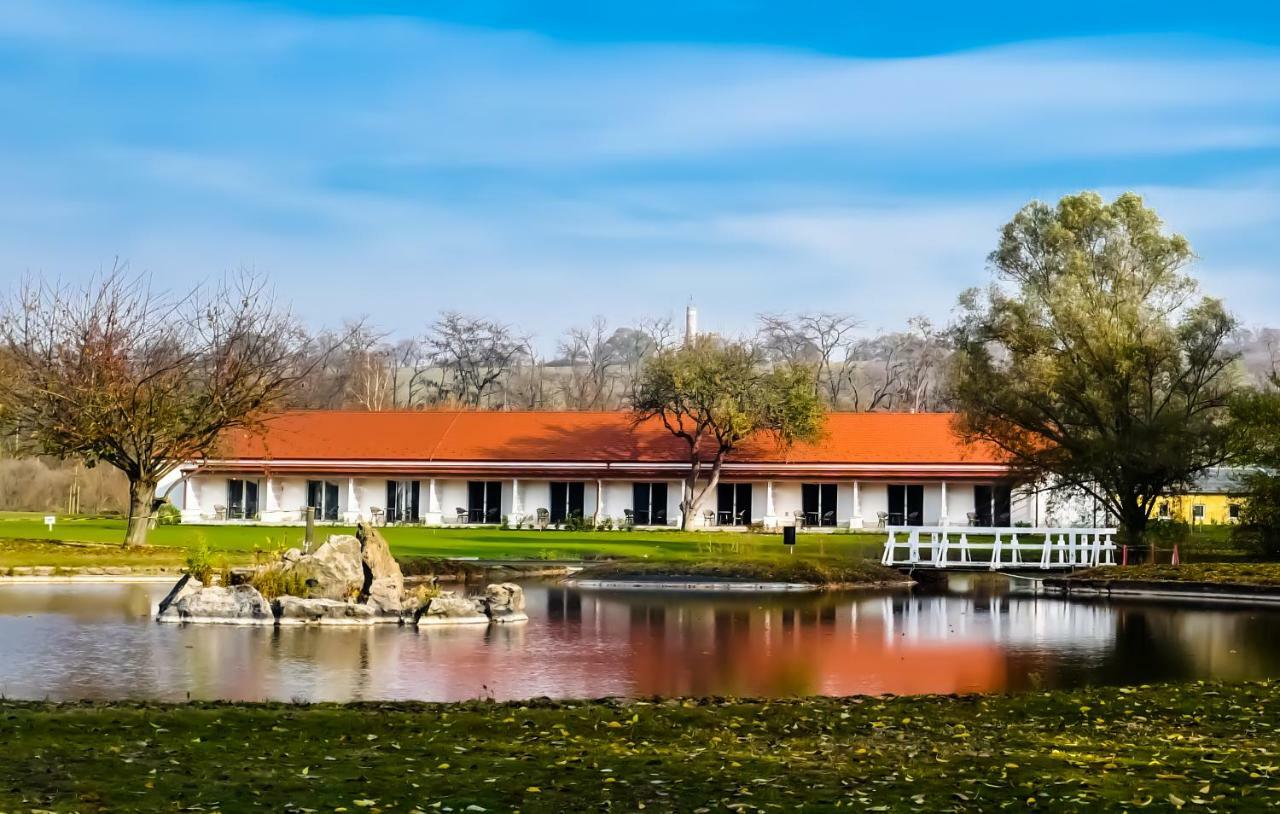 Alcsutdoboz Pannonia Golf & Country Club Bed & Breakfast エクステリア 写真